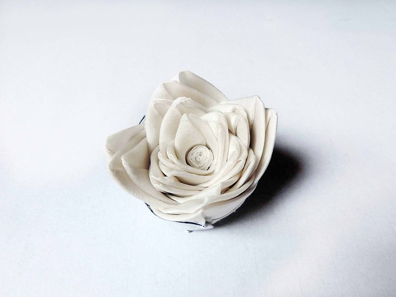 Silk origami flower hairpin / brooch handmade in Japan - Hair Accessories - Other Materials White