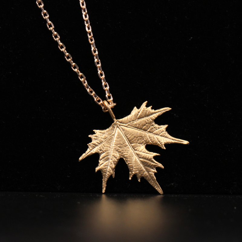 Small things wulet French sycamore necklace sweater chain clavicle chain leaves fall to know autumn simple and versatile high-end super fairy - สร้อยคอ - โลหะ สีเหลือง