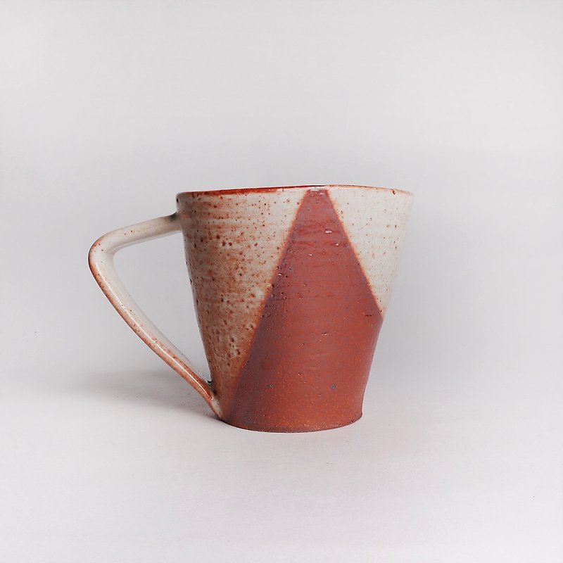 Mingyao Kiln Simple Geometric Color Shino Iron Spot Triangle Mug - Mugs - Pottery Multicolor