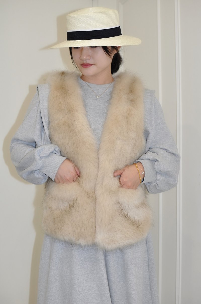 Flat 135 X Taiwanese designer second edition Acrylic wool material plush vest - เสื้อกั๊กผู้หญิง - เส้นใยสังเคราะห์ สีทอง