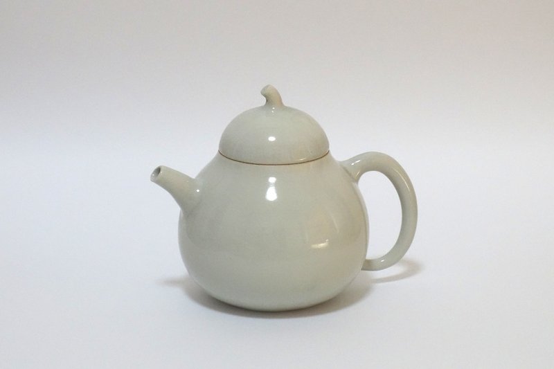 Eggplant white magnetic pouring machine - Teapots & Teacups - Pottery White