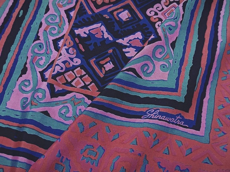 Vintage Shinawatra Silk Scarf, 32 x 33 inches, Beautiful Pattern - 絲巾 - 絲．絹 藍色