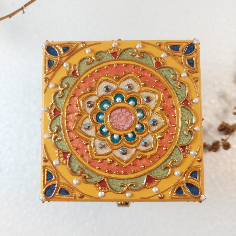 方形手工彩繪雕花木盒/HENNA/民族風/戒指盒 - 擺飾/家飾品 - 木頭 黃色
