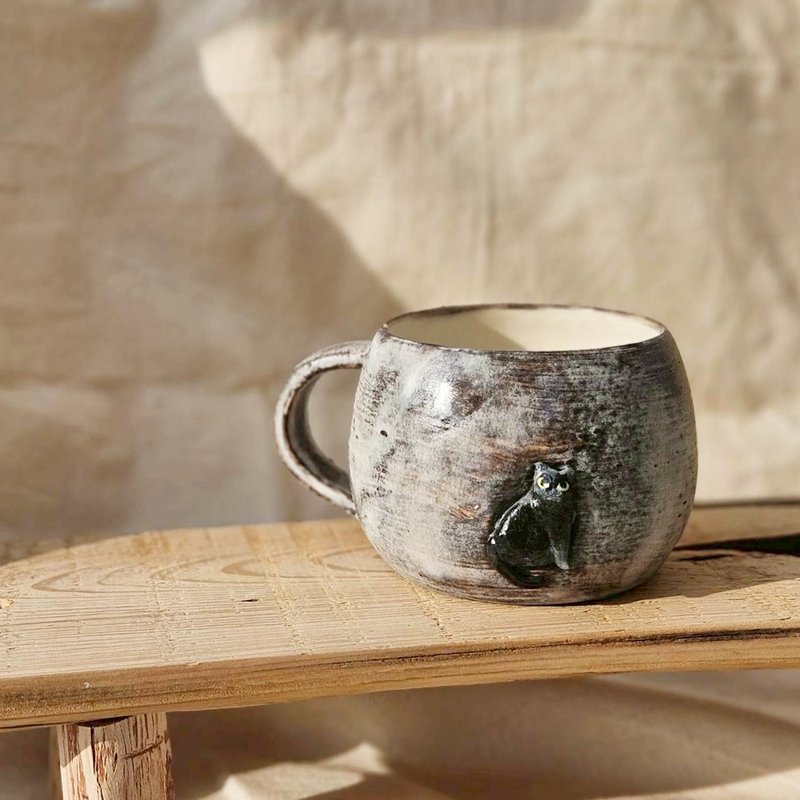 幸運黑貓 窩窩杯 手作陶瓷馬克杯 - 咖啡杯/馬克杯 - 陶 灰色