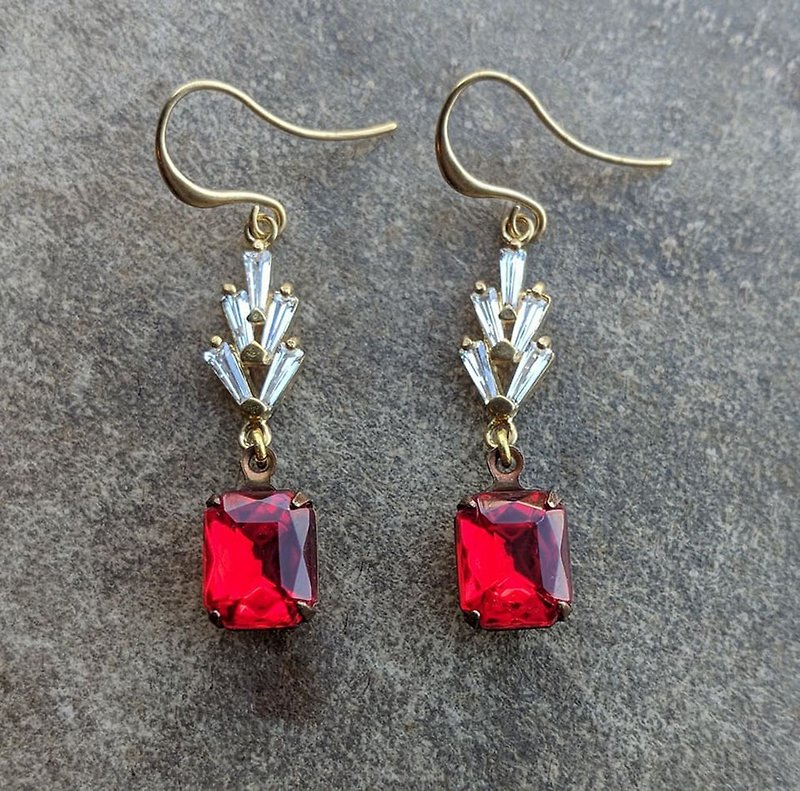 Dark Red Vintage Glass Earrings - ต่างหู - แก้ว สีแดง