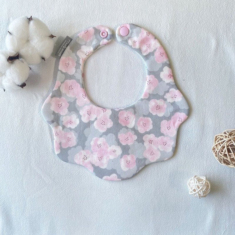 Cherry blossoms flying six-layer yarn mini flower-shaped mouth scarf bib bib gift peace charm pacifier chain - ผ้ากันเปื้อน - ผ้าฝ้าย/ผ้าลินิน 