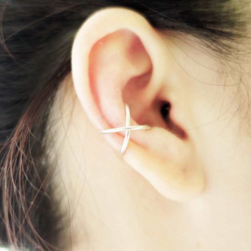 CROSS十 - 幸運 交叉 手工 極簡約 純銀 耳骨夾 - 耳環/耳夾 - 其他材質 銀色