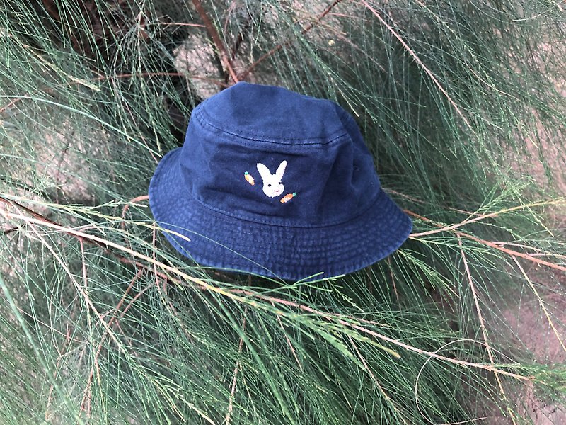 Rabbits Carrots - Bucket Hat / Embroidery / Dark Blue【雙 11 限定】 - Hats & Caps - Cotton & Hemp Multicolor
