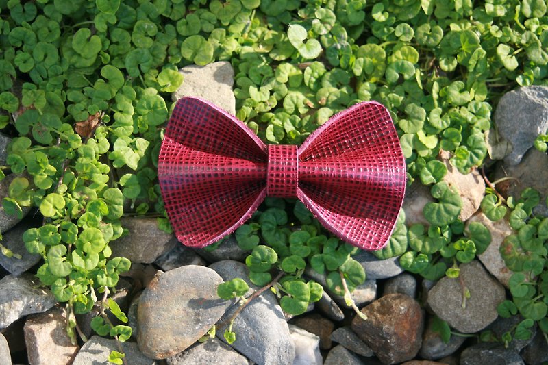 ▎Nutbrown maroon design ▎ handmade leather - pet bow tie - berry red / engraved English name phone - ปลอกคอ - หนังแท้ สีแดง