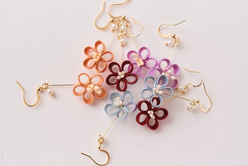 Dotted plum blossom earrings - ต่างหู - ไฟเบอร์อื่นๆ หลากหลายสี