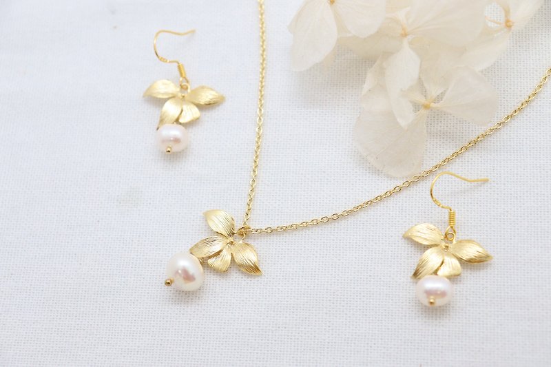 Orchid Flower & White Round Freshwater Pearl Necklace Earrings, Bridal Necklace - สร้อยคอ - ไข่มุก 