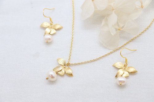 AnnaJewelleryStudio Orchid Flower & White Round Freshwater Pearl Necklace Earrings, Bridal Necklace