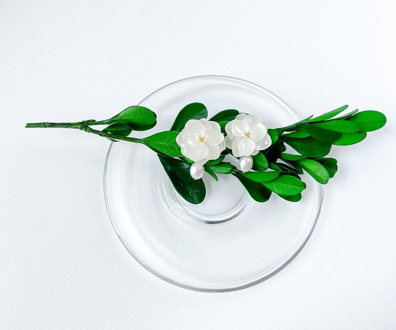 Real flower Jewelry│Blooming hydrangea earrings with freshwater pearl│White - ต่างหู - ไข่มุก ขาว