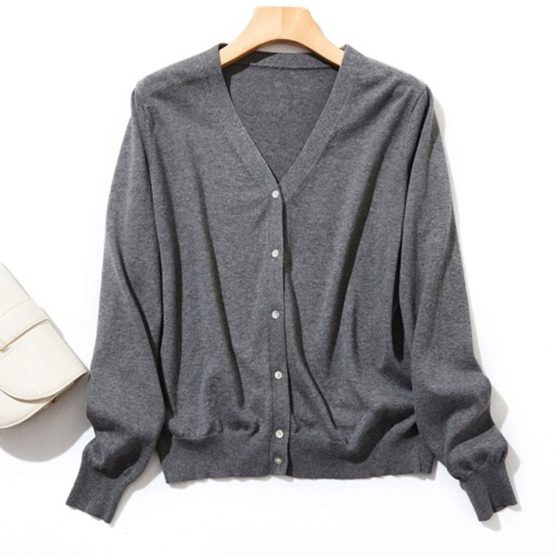 A unique product that can be worn all year round. 100% cotton long sleeve V-neck cardigan knit series charcoal gray 220902-05 - Women's Tops - Cotton & Hemp 