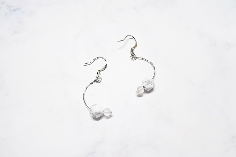 Pinkoi獨家販售【彎】天然石垂掛耳環 - 耳環/耳夾 - 其他金屬 白色