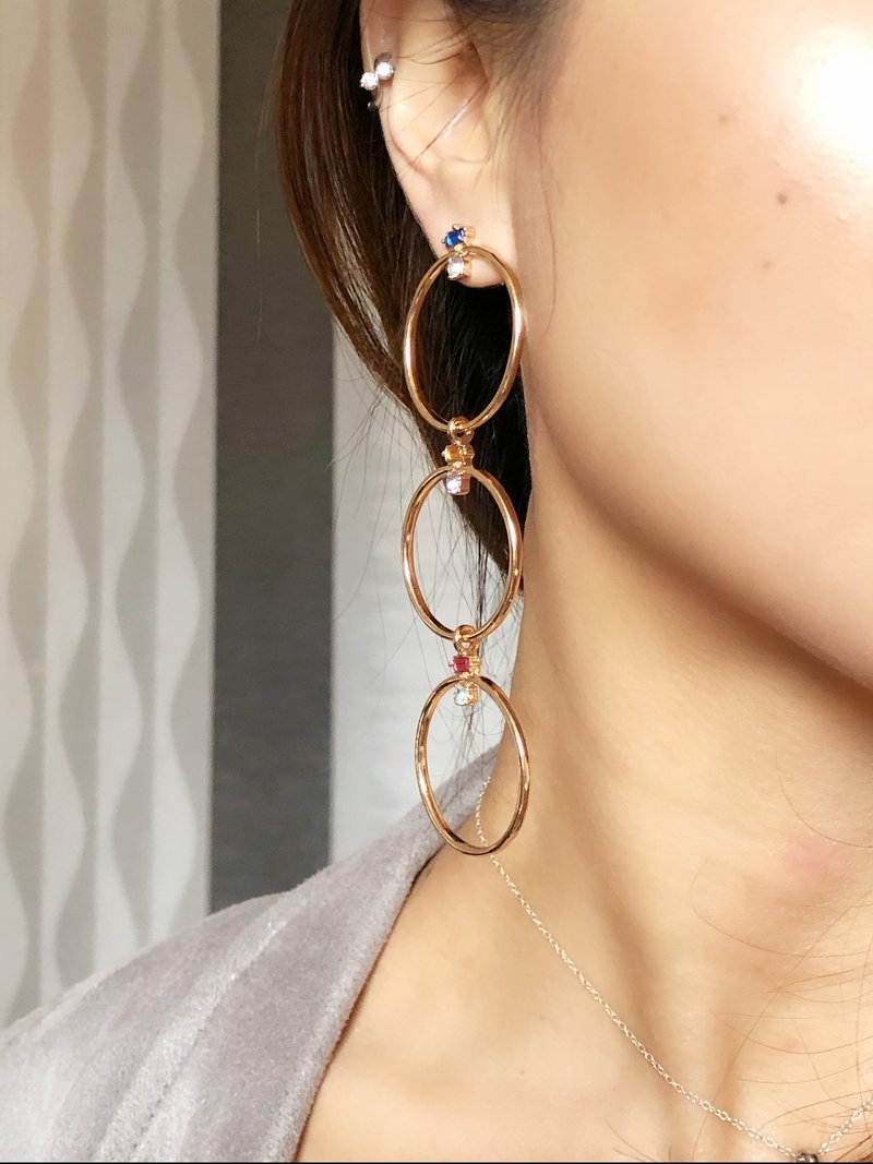 Vintage Triple Circles Gold Drop Earrings with Multi-Color Crystals - 耳環/耳夾/耳骨夾 - 貴金屬 金色