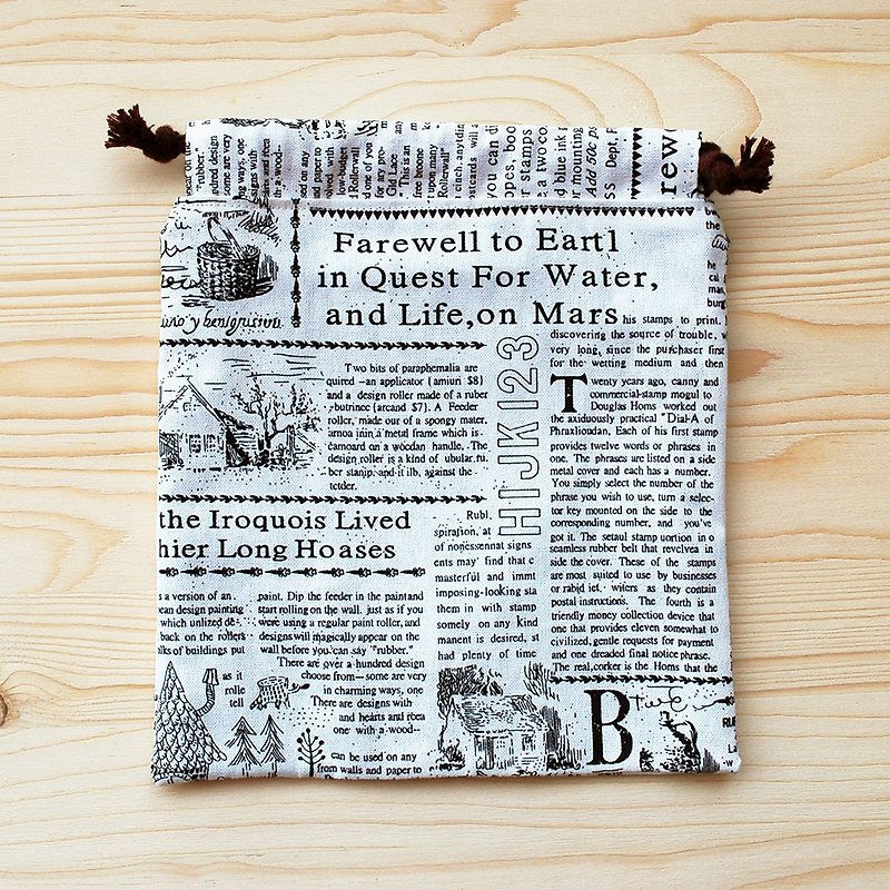 Cloth newspaper drawstring pocket (large) - กระเป๋าเครื่องสำอาง - ผ้าฝ้าย/ผ้าลินิน สีดำ