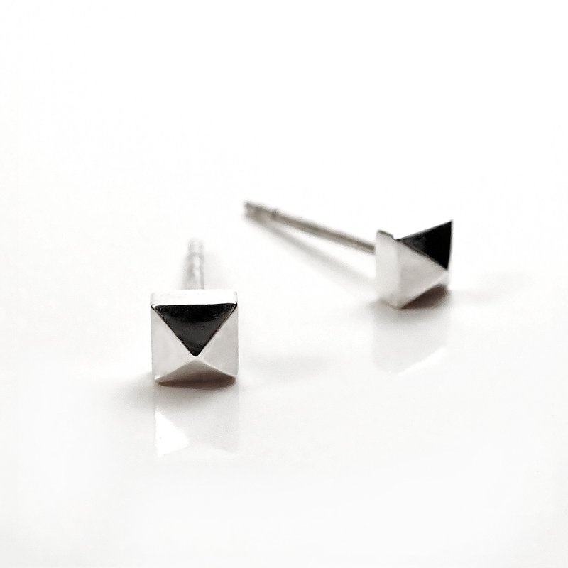 [Unilateral style] - Crazy Geometry | 4mm pyramid rivets 925 sterling silver stud earrings - ต่างหู - เงินแท้ สีเงิน