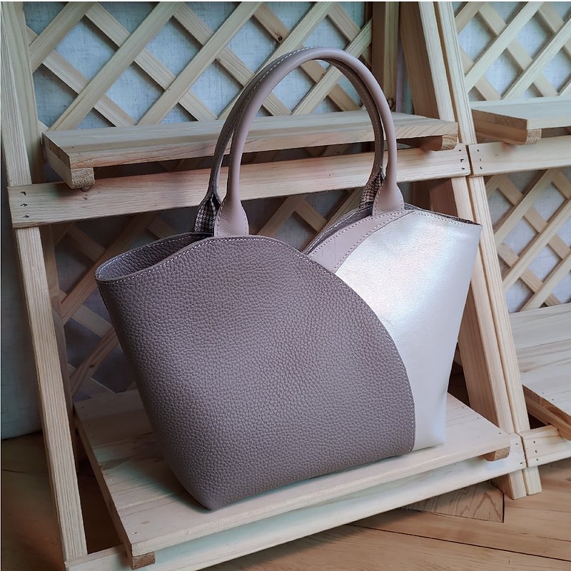 Petals—Genuine leather handheld tote bag, gray and beige (3 sizes) - กระเป๋าถือ - หนังแท้ สีกากี