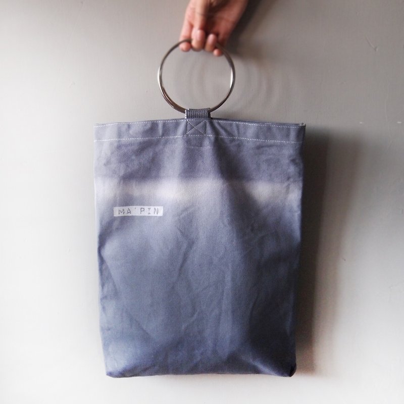 Double gray gradient dyeing - hand dyed tote bag - กระเป๋าถือ - ผ้าฝ้าย/ผ้าลินิน สีเทา