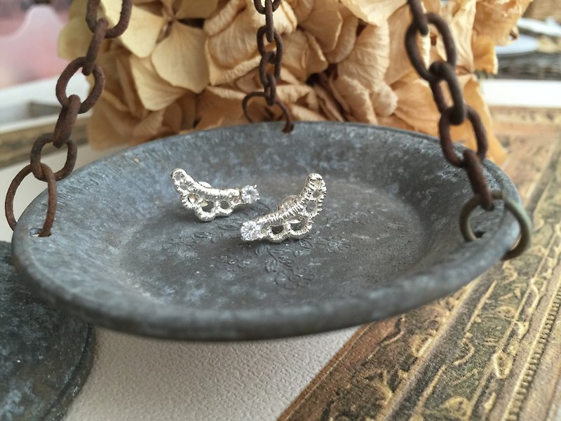 【Jin Xia Lin‧Silver‧Earrings】A curved lace earrings - ต่างหู - โลหะ 