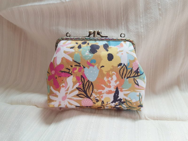 Painted Flower Tri-Fold Gold Bag - กระเป๋าใส่เหรียญ - ผ้าฝ้าย/ผ้าลินิน หลากหลายสี