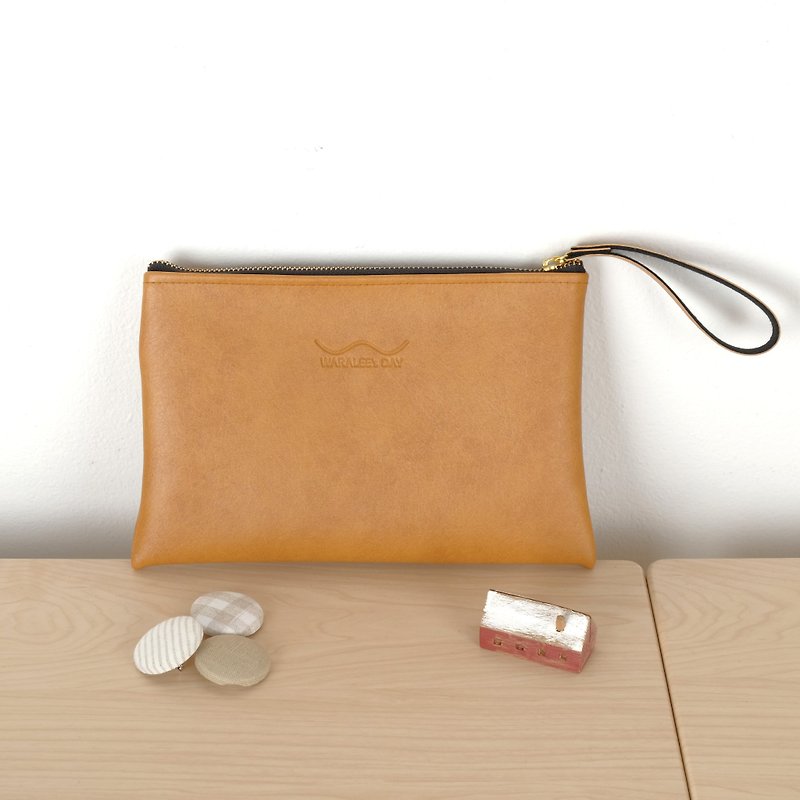 Tan Pouch Bag - 手袋/手提袋 - 人造皮革 咖啡色