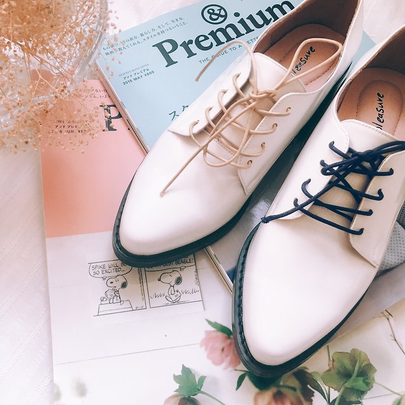 Do not squeeze the gentleman shoes! White-cream cream matte Derby shoes iceberg white full leather - Women's Leather Shoes - Genuine Leather White