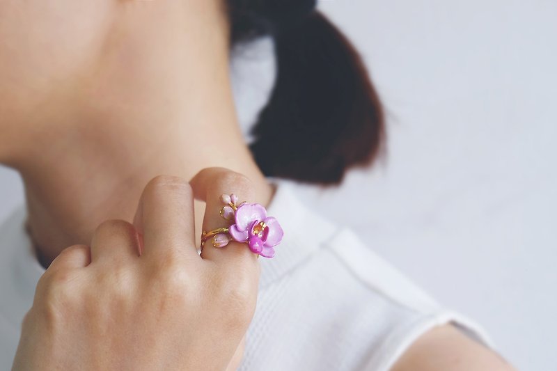 Phalaen Purple Ring, Flower Ring, Phalaenopsis orchid. - 耳環/耳夾 - 其他金屬 紫色