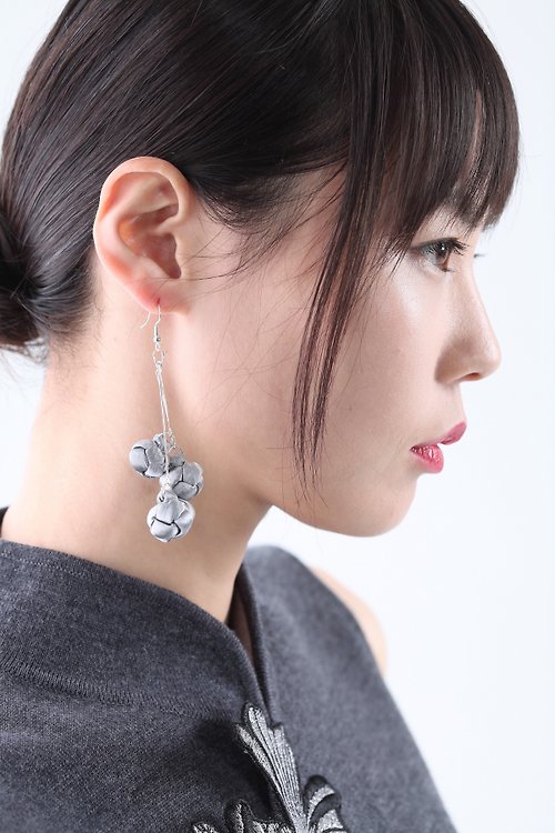 Yi-ming Yi-ming 中式手製結鈕耳環 - 銀色