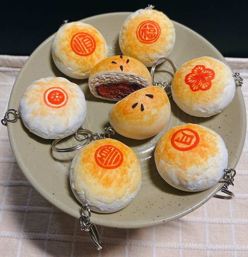 Hand-made moon cake mung bean fen / egg yolk crisp ornament - Keychains - Clay Orange