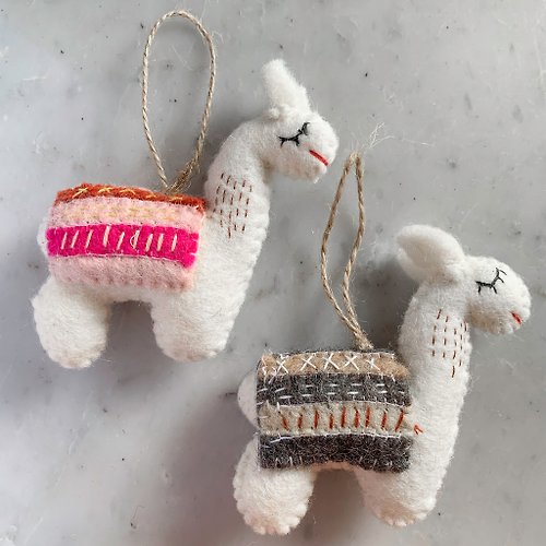 安選物羊毛氈 Ganapati Crafts Co. 羊毛氈聖誕掛飾 2 入套裝組 - 駱馬家族