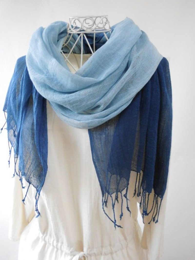 限定出品・お試し・お買得品・藍染め・すっきりグラデーション・ガーゼのような柔らかコットン・ロングストール - 絲巾 - 棉．麻 藍色