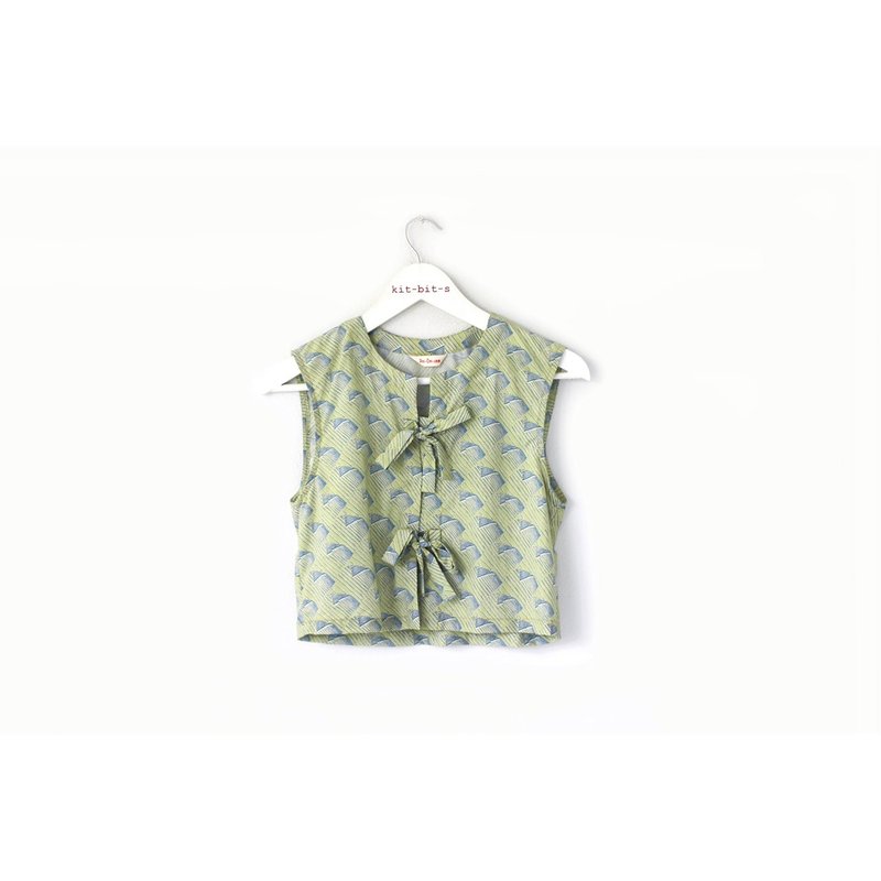Green sleeveless shirt with blue wave pattern, short sleeveless, bow decoration on the front - 女上衣/長袖上衣 - 棉．麻 綠色