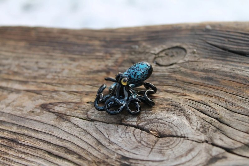 Black Glass Octopus Souvenir Tiny Tentacle Glass Art - Pottery & Glasswork - Glass Black