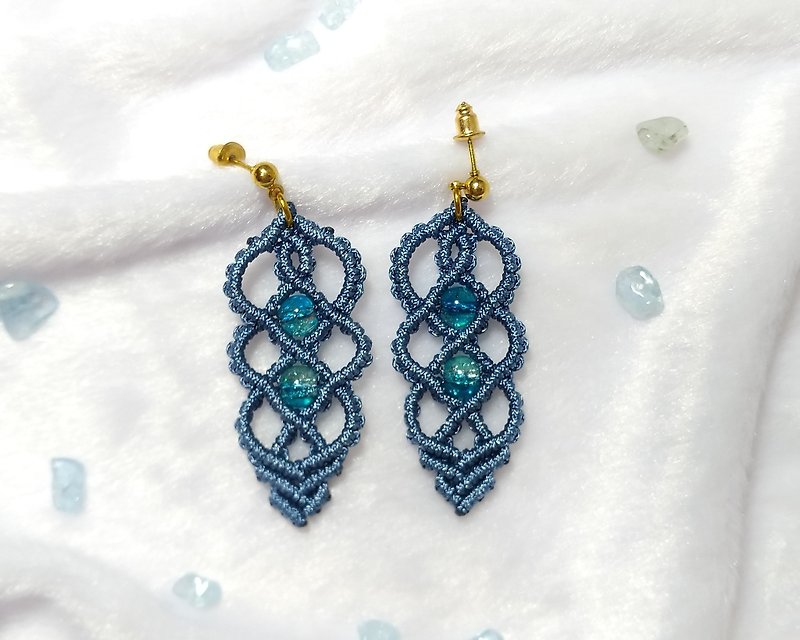 E012-Hand-woven rotating pattern earrings transparent blue ice cracked beads - ต่างหู - ไนลอน 