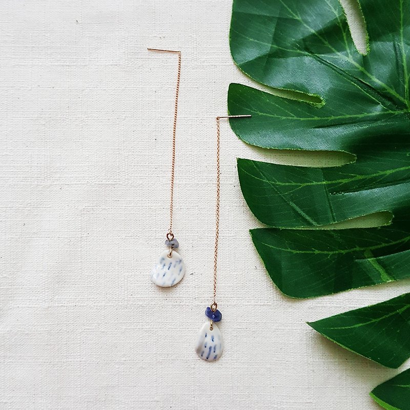 Rain sound 潺潺 hand-painted white porcelain lapis lazuli tangle earrings / earrings / earrings / ear pins - ต่างหู - เครื่องลายคราม ขาว