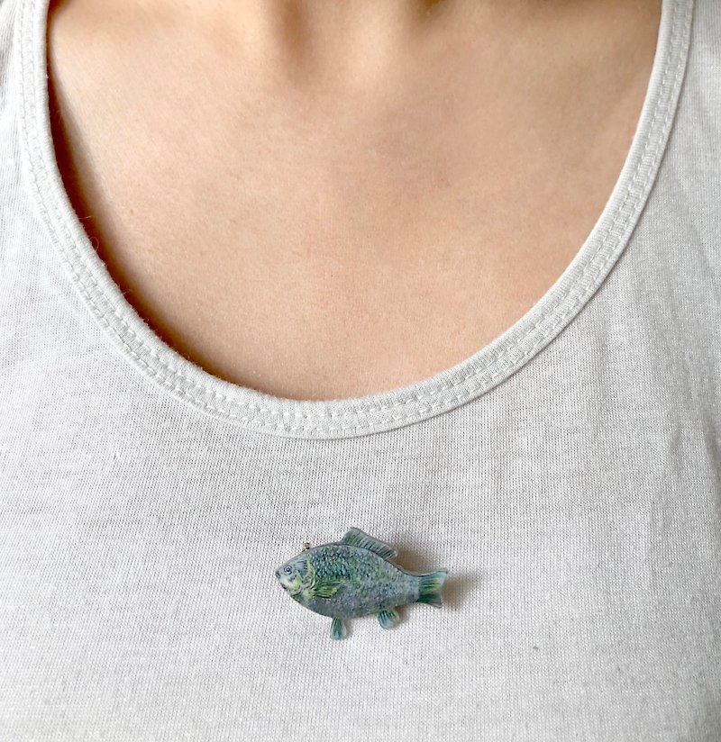 adc｜Party Animal｜Fish｜Brooch - Brooches - Plastic Gray
