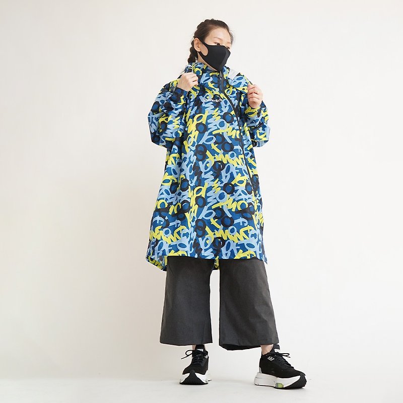 [Backpack style] Go to the rain and walk the long version of the raincoat - graffiti camouflage + waterproof wide pants - blue bottom - Umbrellas & Rain Gear - Plastic Multicolor