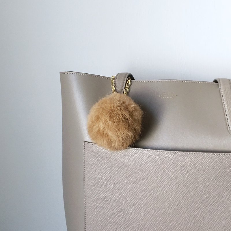 Bag charm Bird Charm carrying fluffy rabbit fur and Swarovski Brown - ที่ห้อยกุญแจ - วัสดุอื่นๆ สีกากี