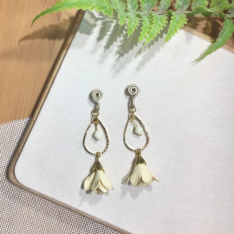 Water drop small white flower ear clip earrings - Earrings & Clip-ons - Other Metals Gold