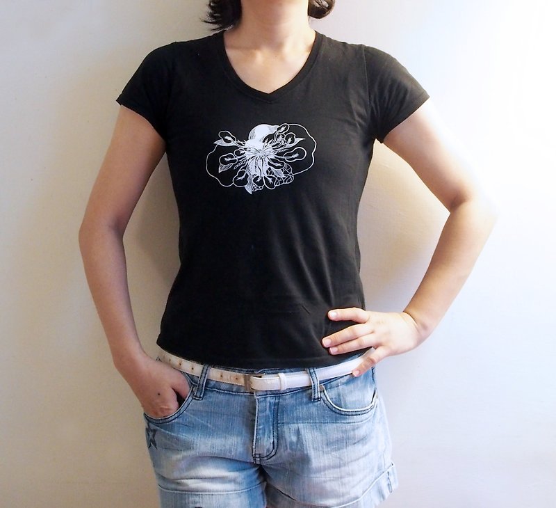 奇幻風插畫印花  短版修身女V領 T-shirt - T 恤 - 棉．麻 黑色