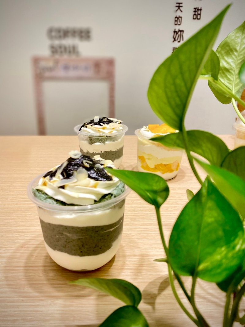 2 pieces of black sesame whirlwind dessert frozen home side cake black sesame buckwheat - เค้กและของหวาน - วัสดุอื่นๆ 