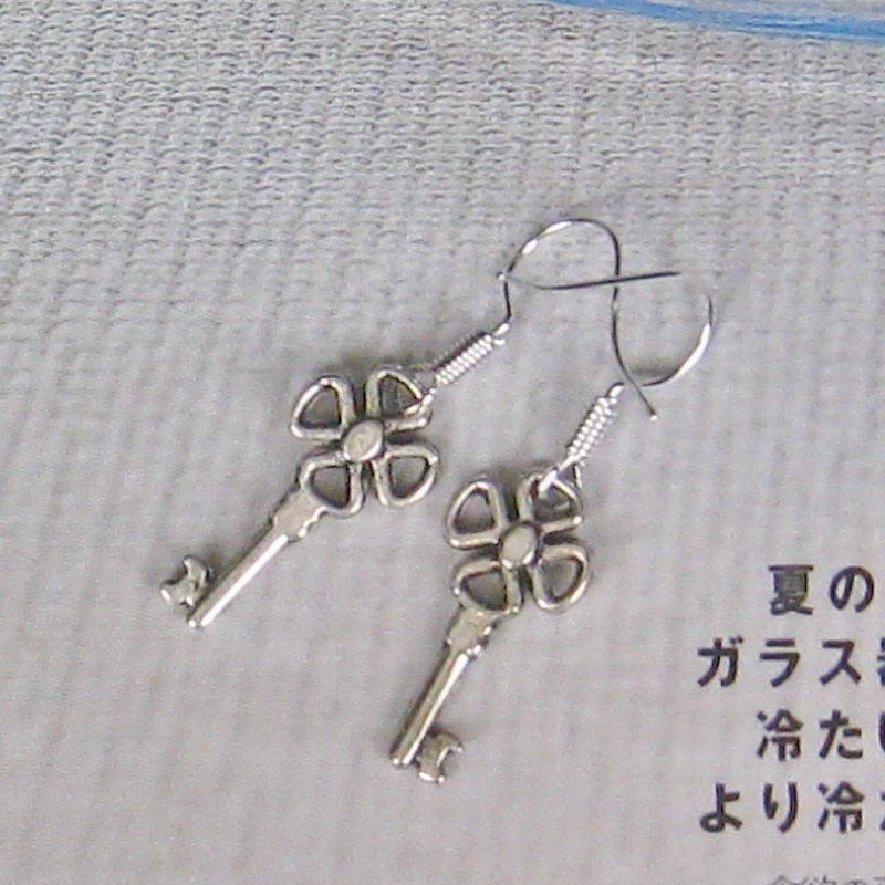 古銀鑰匙耳環 - 耳環/耳夾 - 其他金屬 銀色