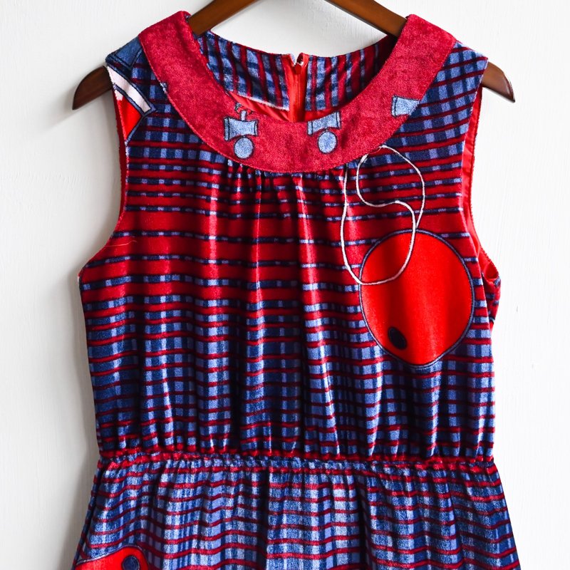 【蛋植物古著】日本製劍玉遊憩絨面印花古著洋裝 - 洋裝/連身裙 - 其他人造纖維 紅色