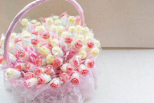 幸福朵朵 婚禮小物 花束禮物 鍾愛 玫瑰巧克力棉花糖棒X100支(2色各半)+大提籃X1個 二次進場