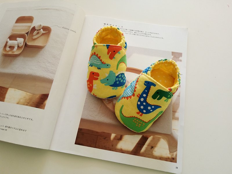 Dinosaur World Moon Gift Baby Shoes Baby Shoes 11/12 - รองเท้าเด็ก - ผ้าฝ้าย/ผ้าลินิน สีเหลือง