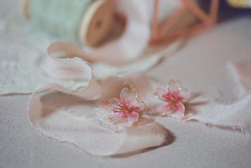 Sakura Sakura Flower Crystal Flower Resin Earrings Can Be Changed To Ear Pin Clip-On - ต่างหู - เรซิน สึชมพู
