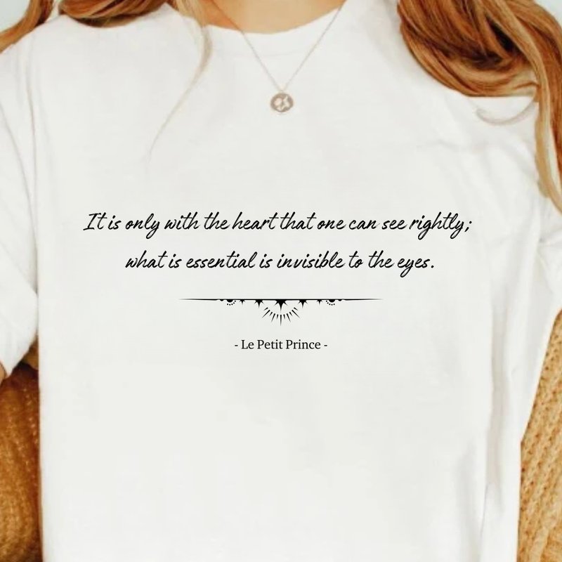 The Little Prince It is only with the heart unisex short-sleeved top with famous movie quotes - เสื้อยืดผู้หญิง - ผ้าฝ้าย/ผ้าลินิน ขาว