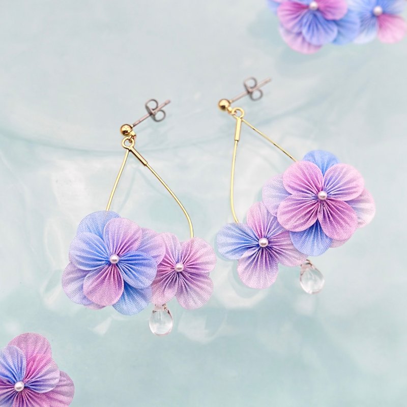 Hydrangea voluminous dangling earrings, hand-dyed silk / purple gradation, Mother's Day gift, tsumami zaiku, Japanese accessories, dusk, sky, transparent, see-through, summer - ต่างหู - ผ้าไหม สีม่วง